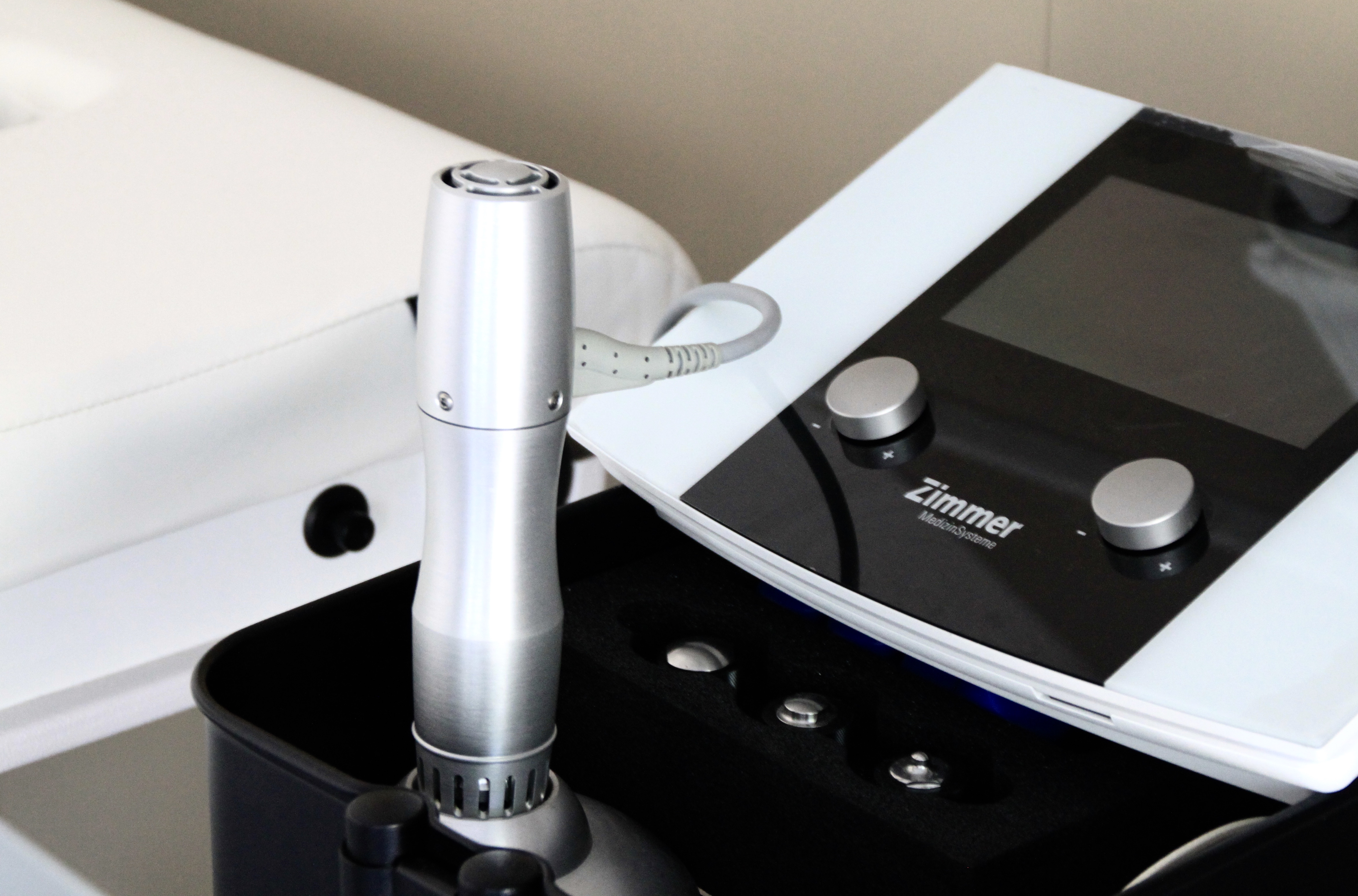 Appareil de Nouvelle Génération ElectroMagnétique pour rendre le Traitement par Onde de choc le plus Efficace et le Plus Confortable possible